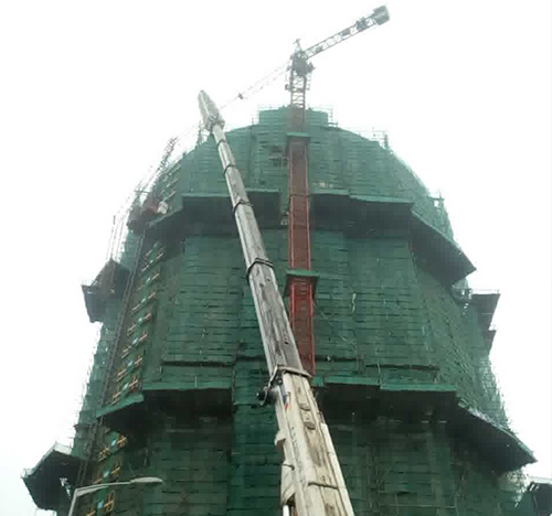 福清吊车在工地上作业